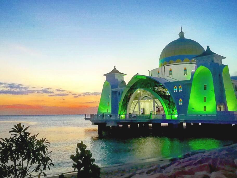 Leju 21 樂居 Explore Malacca From A Riverside House Bagian luar foto