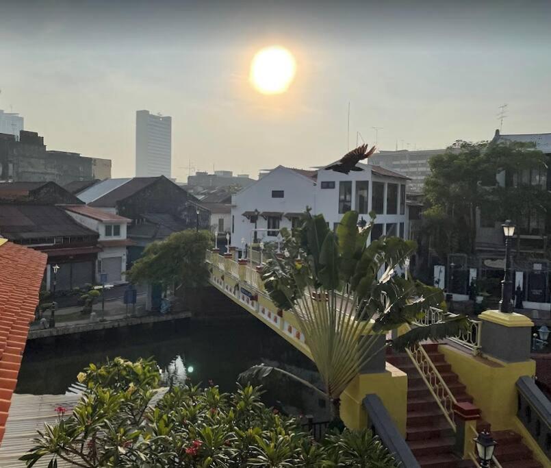 Leju 21 樂居 Explore Malacca From A Riverside House Bagian luar foto
